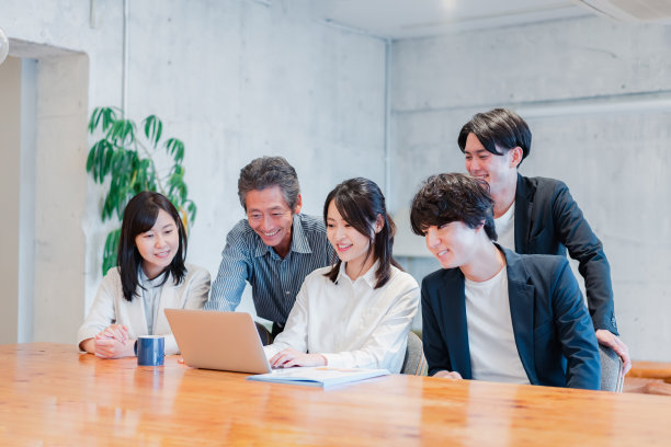 一个商人带着微笑开会图片下载