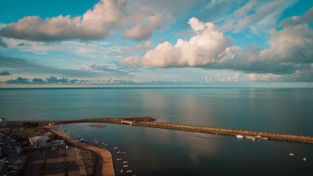 这张照片是由一架无人机在萨姆森的阿塔库姆区拍摄的;城市景色，日落，Kurupelit游艇港海岸。图片下载