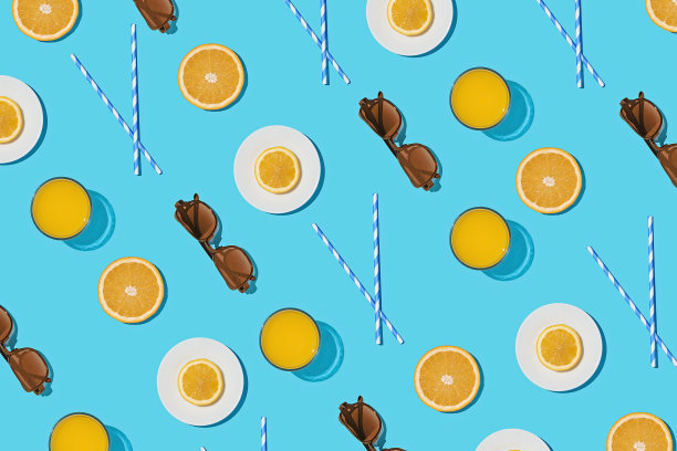 夏天的图案在明亮的蓝色柔和的背景阳光水果橙和太阳镜。图片下载