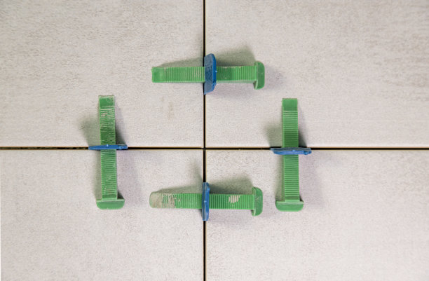 对准浴室墙上的瓷砖。瓷砖自流平系统。图片下载