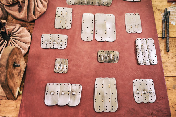 中世纪盔甲和锁子甲的制造，在战斗中保护士兵。欧洲中世纪事件的重建。图片下载