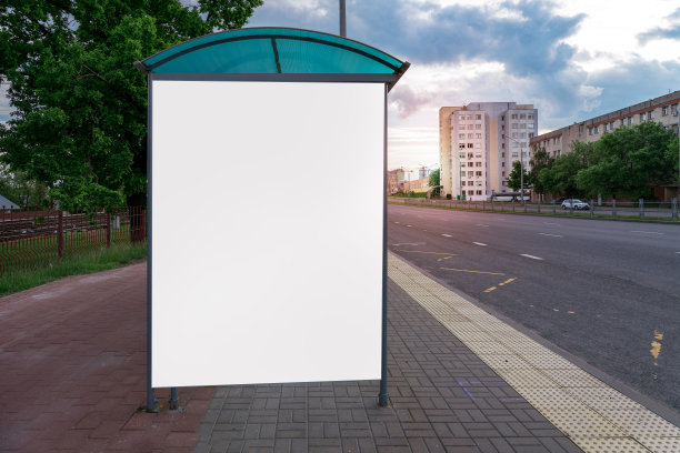 垂直广告横幅固定在巴士站的侧面图片下载