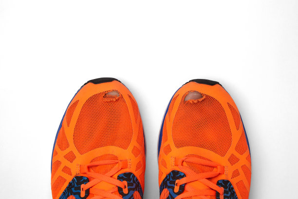 破旧的，有洞的跑鞋，还有伸出来的真腿。每天加强锻炼图片下载