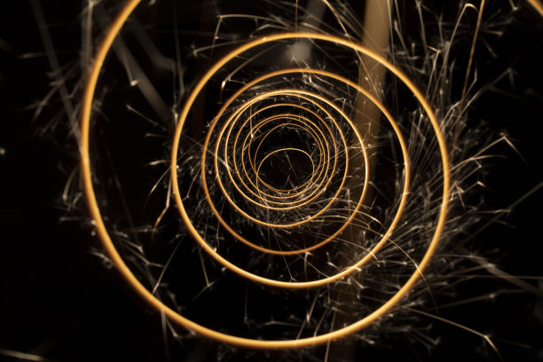 黑色背景上带有火花的圆形灯光图片下载