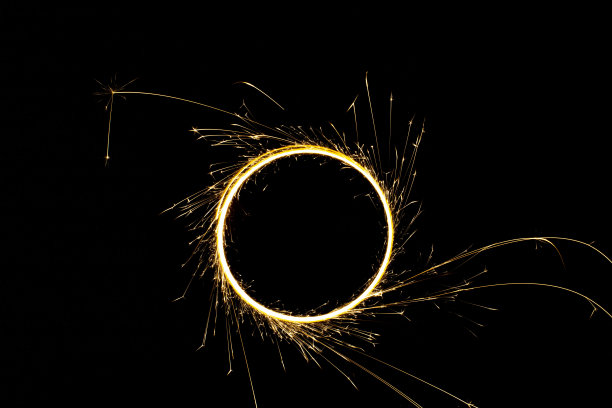 黑色背景上带有火花的圆形灯光图片下载