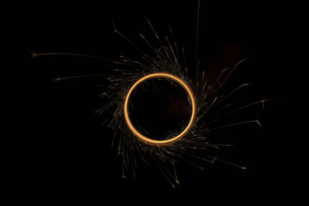 黑色背景上带有火花的圆形灯光图片下载