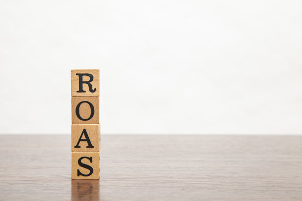 罗阿斯性格。投资回报。投资回报。写在四个木块上。黑色的字母。图片下载