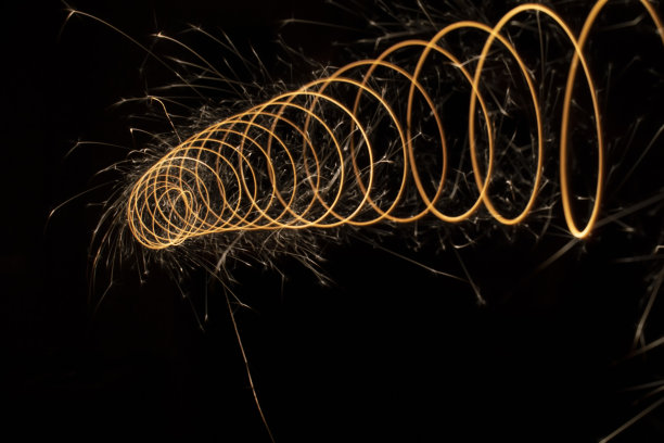 黑色背景上带有火花的圆形灯光图片下载