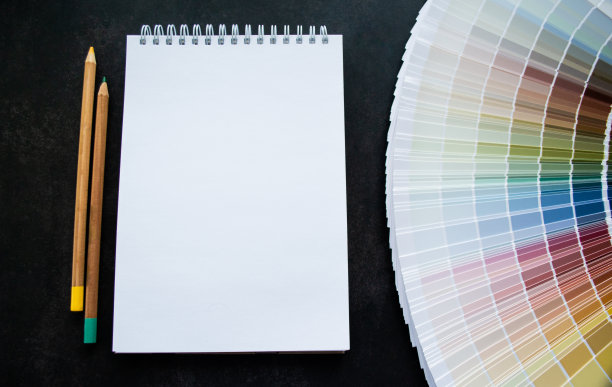 扇漆室内设计画样品。五彩缤纷的自然颜色。黑色的背景，白色的笔记本空间和铅笔图片下载