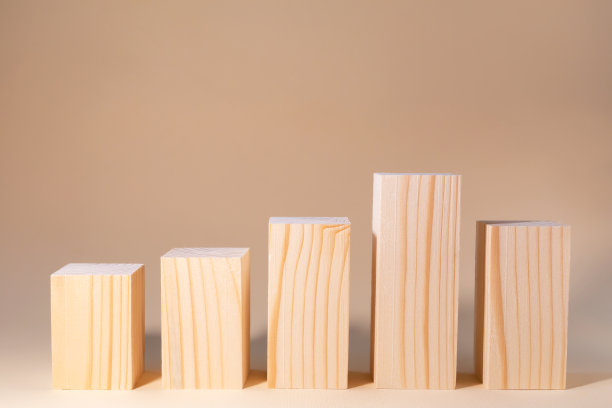 米色背景的木栏杆上的领奖台图片下载