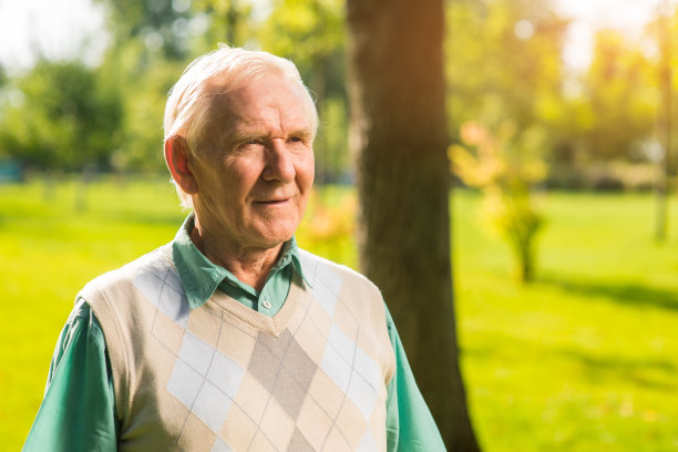 老人户外。图片下载