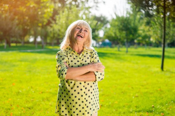 年老的女人笑了。图片下载
