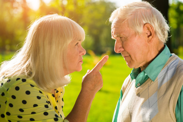女人在指责男人。图片下载
