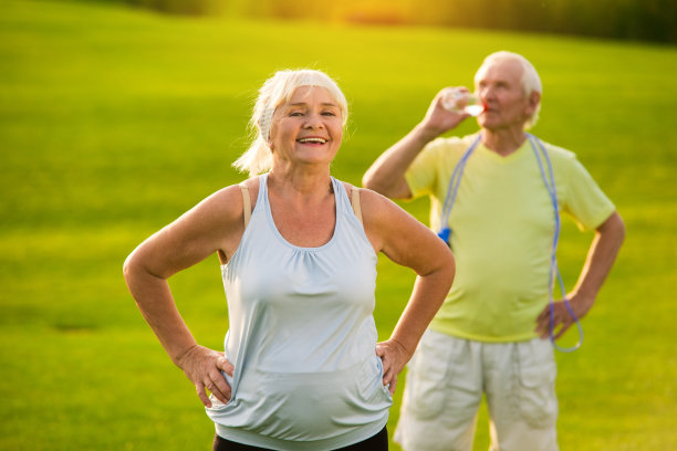 年老女士在户外微笑。图片下载