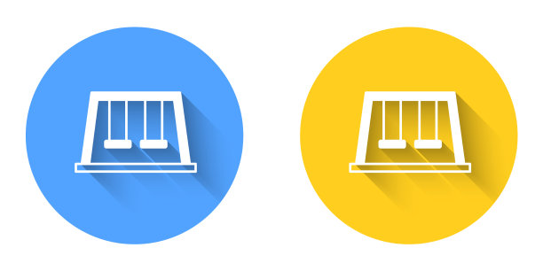 夏天孩子们在操场上玩白色秋千图片下载