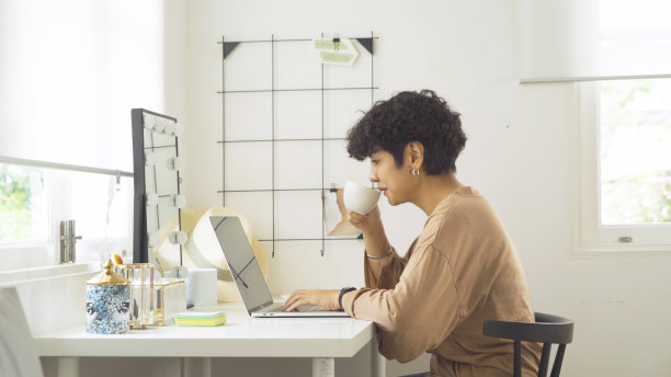 商业亚洲女性的肖像，人在家里或网上工作，喝一杯咖啡，使用电脑笔记本电脑笔记本电脑，技术设备。人们的生活方式。图片下载