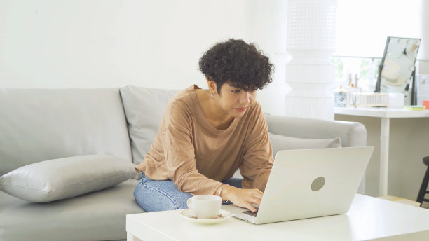 商业亚洲女性的肖像，人在家里或网上工作，喝一杯咖啡，使用电脑笔记本电脑笔记本电脑，技术设备。人们的生活方式。图片下载