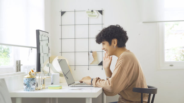 商务亚裔美国女性，在家工作的人，在冠状病毒隔离中与电脑笔记本电脑在摄像头视频电话会议屏幕上交谈。人们的生活方式图片下载