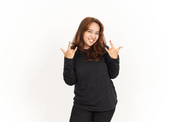 展示美丽的亚洲女人的金属手穿着黑色衬衫孤立在白色背景图片下载