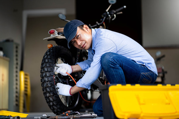 轮胎气压检查技师的选择。图片下载