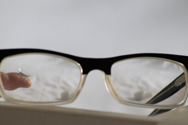 蓝色隐形眼镜通过黑色眼镜显示不同的眼镜配戴方式，通过验光或眼科医生矫正远视和近视，以获得完美的视力图片下载