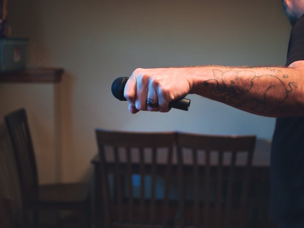 拿着麦克风的纹身男性图片下载