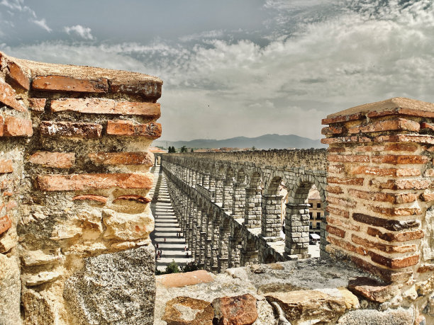 塞戈维亚的高架引水渠是保存最完好的罗马高架引水渠之一，也是联合国教科文组织保护的世界遗产。图片下载
