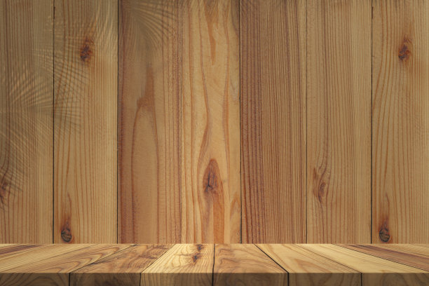 黑色背景上的空木桌，透视木地板架子桌用作工作室背景墙来展示您的产品图片下载