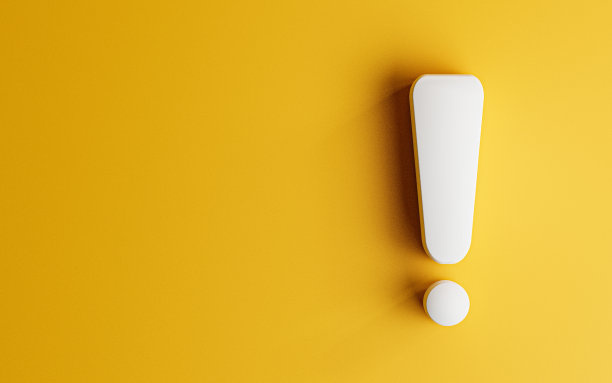 白色警告警告唱在黄色背景与复制空间的注意感叹号交通标志3d渲染插图。图片下载