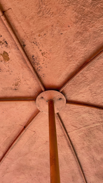 雨伞在水上乐园区图片下载