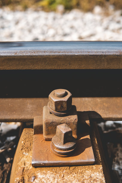 铁路上的旧螺丝。铁路的近景图片下载