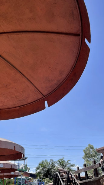 雨伞在水上乐园区图片下载