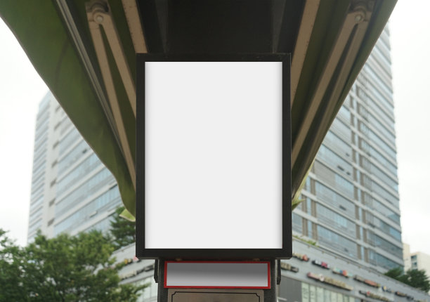 一个大型建筑的照片和一个空的广告模型图片下载