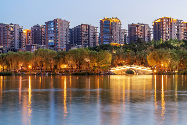 中国西安曲江池遗址公园的古代皇家园林夜景图片下载