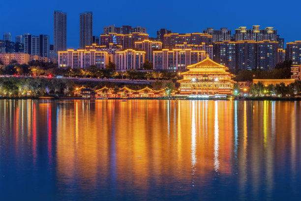 中国西安曲江池遗址公园的古代皇家园林夜景图片下载
