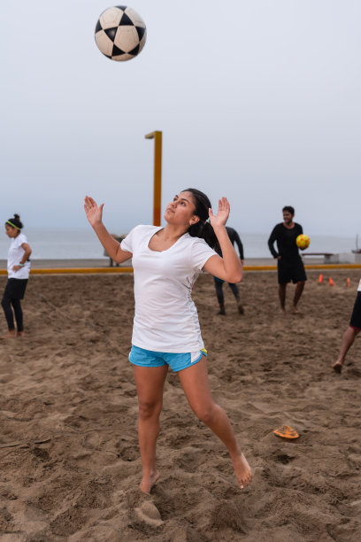一个年轻女子训练足球的垂直照片图片下载