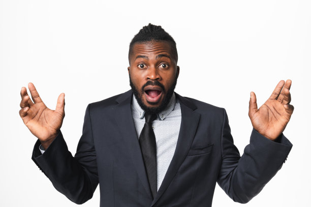 震惊印象深刻的非洲裔美国青年商人，首席执行官，老板，领导，银行经理，职员，正装，孤立在白色背景。销售提供折扣图片下载