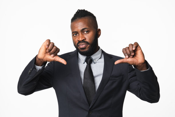傲慢，愤怒，悲伤，失望，冒犯了非洲裔美国人年轻的商人，ceo，老板，领导，银行职员，经理，正装，显示拇指向下孤立的白色图片下载