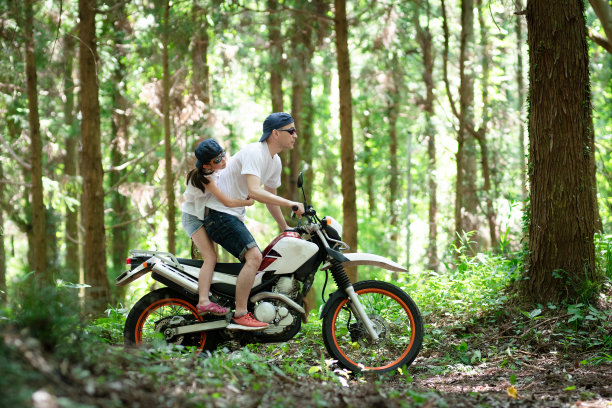 父亲和女儿骑越野自行车在山路上图片下载