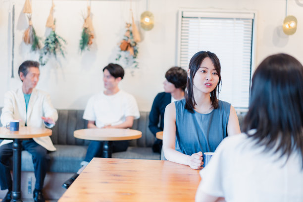 两个女人在咖啡馆里聊天图片下载
