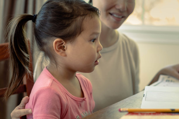 一个在网上上课的困倦的年轻学生。学校里无聊的孩子。图片下载