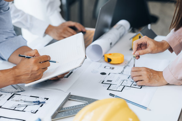 一群设计建筑和住宅的建筑师正在与项目业主就住宅项目中的住宅设计进行会谈。由建筑师工程师提供的家居和室内设计理念。图片下载