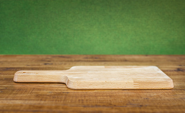 切菜板靠近木桌图片下载