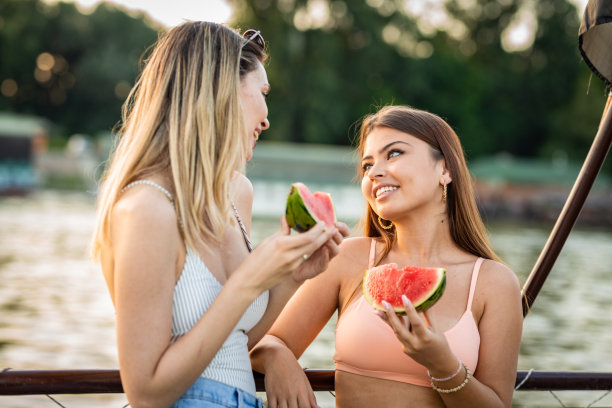 两个漂亮的女孩在河边聚会图片下载