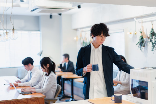 商人在共享办公室喝咖啡图片下载