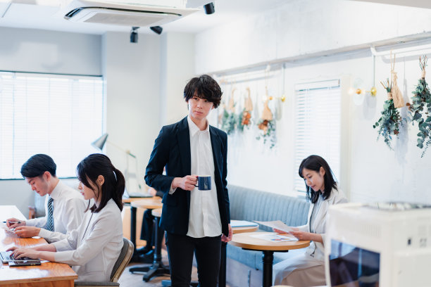 商人在共享办公室喝咖啡图片下载