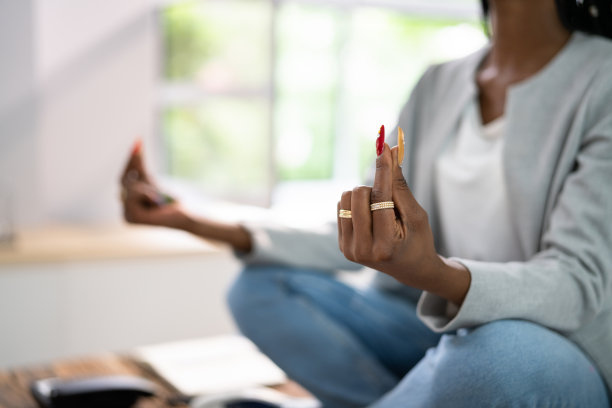 非洲员工做心理健康瑜伽冥想图片下载