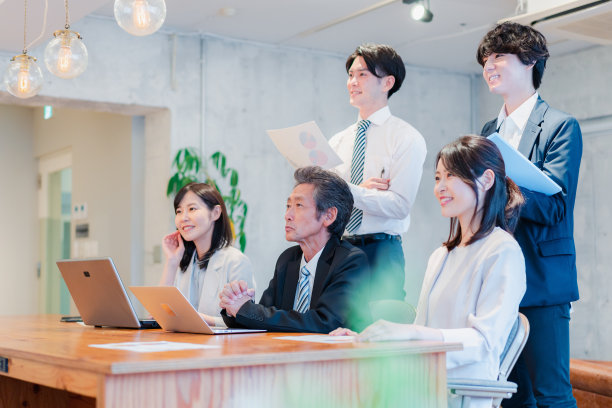 办公室职员正在观看演示图片下载