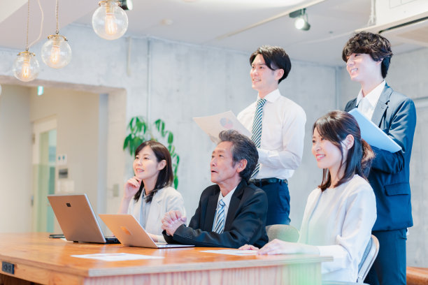 办公室职员正在观看演示图片下载