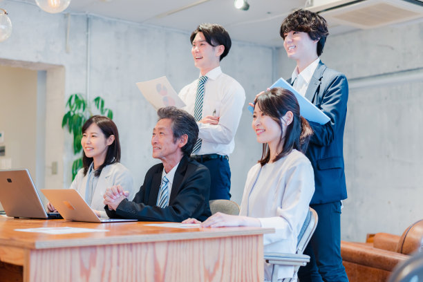 办公室职员正在观看演示图片下载